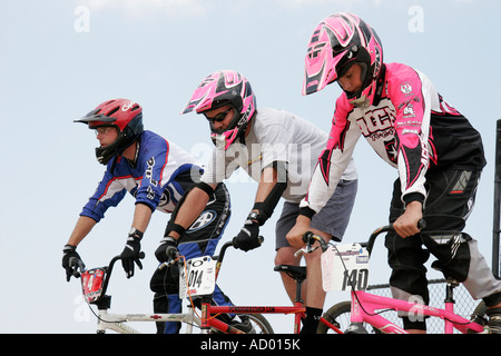 Hampton Virginia, Tidewater Area, Gosnold's Hope Park, Hampton Super Track, BMX-Fahrrad, Radfahren, Reiten, Radfahren, Fahrer, Radrennen, Helm, Uniform, Start Stockfoto