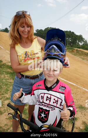 Hampton Virginia, Tidewater Area, Gosnold's Hope Park, Hampton Super Track, BMX-Fahrrad, Radfahren, Reiten, Radfahren, Fahrer, Radrennen, Helm, Uniform, Jungen Stockfoto