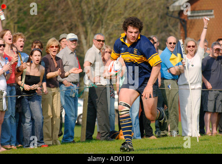 Die Menge jubelt wie ein Rugby-Spieler von Eastbourne ist in der Nähe von scoring einen Versuch. Bild von Jim Holden. Stockfoto