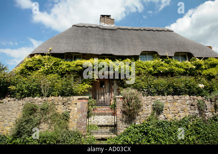 Traditionelles englisches strohgedeckten Hütte in malerischen Dorf Amberley, West Sussex, Großbritannien Stockfoto