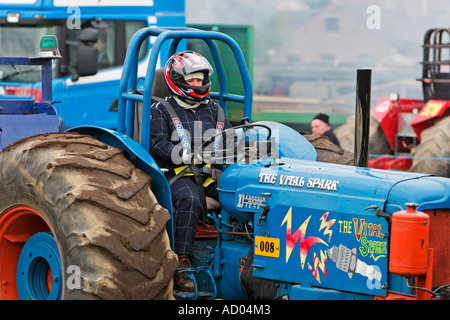 Schlepper ziehen Wettbewerb auf schottische landwirtschaftliche Messe Stockfoto