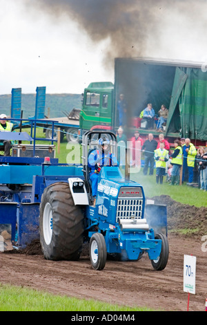 Schlepper ziehen Wettbewerb auf schottische landwirtschaftliche Messe Stockfoto