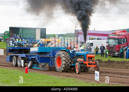 Schlepper ziehen Wettbewerb auf schottische landwirtschaftliche Messe Stockfoto