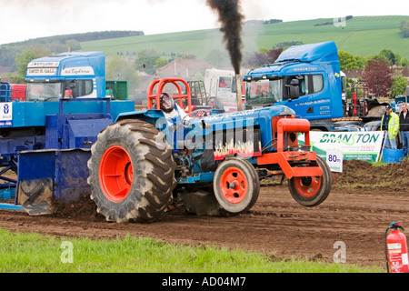 Schlepper ziehen Wettbewerb auf schottische landwirtschaftliche Messe Stockfoto