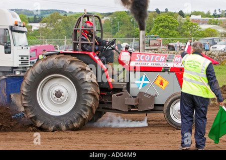 Schlepper ziehen Wettbewerb auf schottische landwirtschaftliche Messe Stockfoto