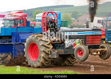 Schlepper ziehen Wettbewerb auf schottische landwirtschaftliche Messe Stockfoto