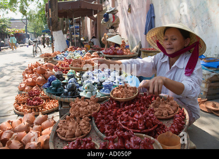 Woman street trader selling small pottery souvenirs "Hoi An" Vietnam Stockfoto