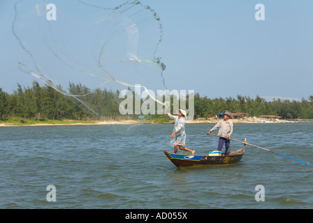 Fischer mit traditionellen Netzen am Thu Bon Fluss "Hoi an ' Vietnam Stockfoto