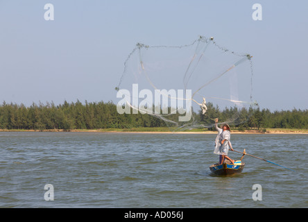 Fischer mit traditionellen Netzen am Thu Bon Fluss "Hoi an ' Vietnam Stockfoto