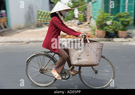 Frau mit dem Fahrrad Vinh Long Mekong Delta Ha Giang Provinz Vietnam Stockfoto