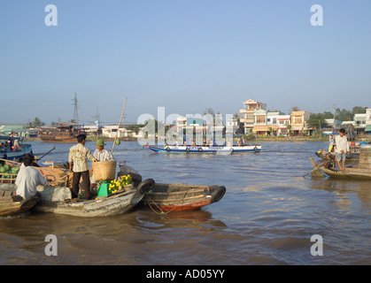 Zwei Männer mit produzieren im Boot "Cai Rang" schwimmenden Markt Mekong-Delta "Ha Giang Provinz" Vietnam Stockfoto