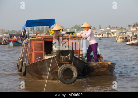 Zwei Frauen in Booten "Cai Rang" [schwimmenden Markt] [Mekong Delta] "Ha Giang Provinz" Vietnam Stockfoto