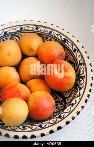 Eine Schüssel mit Mittelmeer-Aprikosen Stockfoto