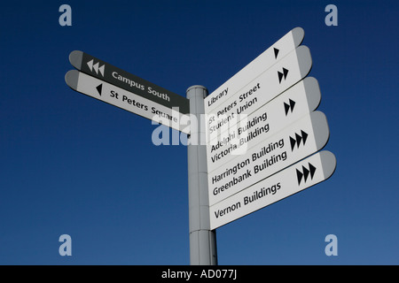 Ein Richtungen Zeichen an der University of Central Lancashire Stockfoto