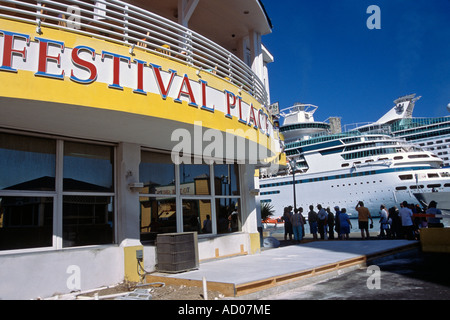 Kreuzfahrtschiffe vor Anker in Prince George Wharf im Hafen Nassau Bahamas Stockfoto