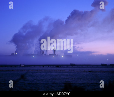 Silhouette der Rauch ausstoßen aus einer irischen industrielle Fabrik Stockfoto