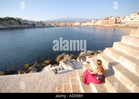 Kreta Blick über Chanias Außenhafen von den Stufen des venezianischen Leuchtturm Stockfoto