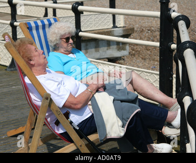 verschlafene alte Damen am Meer pier Stockfoto