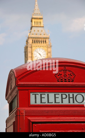 Rote Telefonzelle vor St. Stephens Turm Stockfoto