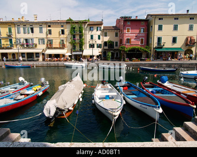 Lazise Ortskern mit Hafen am Gardasee Region Italien Stockfoto