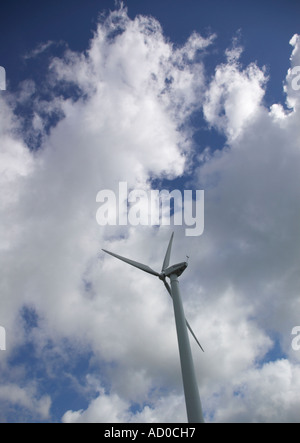 Windkraftanlage für einen Windpark in Frankreich gegen flauschige weiße Wolken im Bild Stockfoto