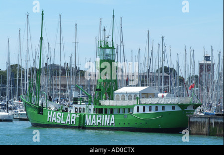 Alten Feuerschiff namens Mary Mouse II vor Anker am Haslar Marina Gosport in Portsmouth Harbour England verwendet als Bar und bistro Stockfoto