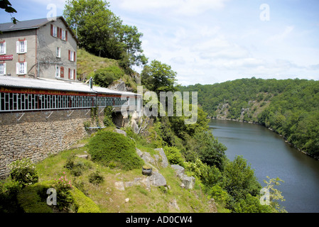 Hotel des Ruines du Château Crozant Blick auf das Tal des Flusses Creuse Schlucht in Indre Region Frankreichs Stockfoto