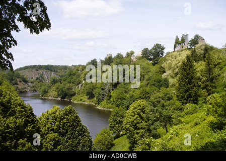 Schloss Crozant im Fluss Creuse Tal in Indre Region Frankreichs Stockfoto