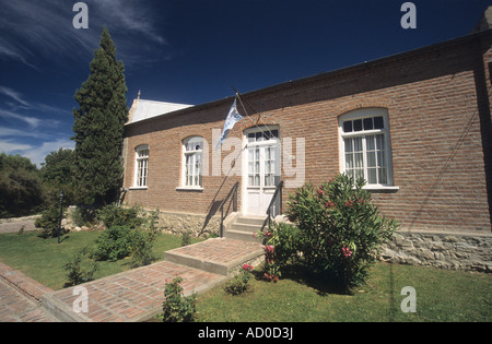Argentinische Flagge über der Haustür des Schulhauses im walisischen Kolonialdorf Gaiman, in der Nähe von Trelews, Patagonien, Argentinien Stockfoto