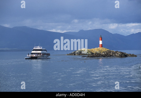 Kreuzfahrtschiff im Leuchtturm Les Eclaireurs/Leuchtturm am Ende der Welt, Beagle Channel, Argentinien Stockfoto