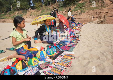 Kinder mit Souvenirs am Ufer des Mekong Stockfoto