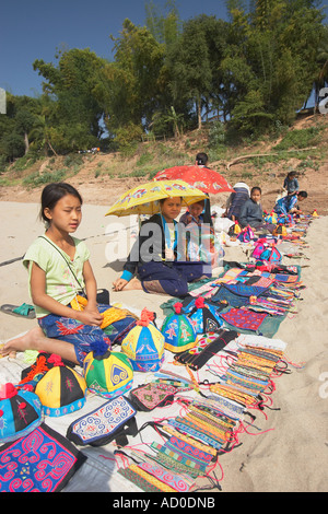 Kinder mit Souvenirs am Ufer des Mekong Stockfoto