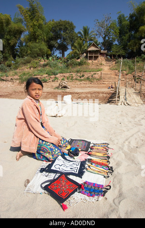 Mädchen mit Souvenirs am Ufer des Mekong Stockfoto