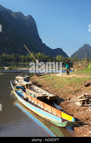 Boot vor Anker am Nam Ou Fluß Stockfoto