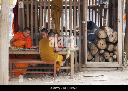 Mönche, die Buddha-Statuen, Wat Xieng Muan schnitzen Stockfoto