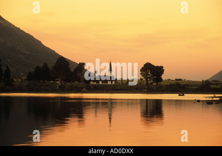 Kirche im alpinen Stil und Paimun-See bei Sonnenuntergang, Lanin-Nationalpark, Provinz Neuquen, Argentinien Stockfoto