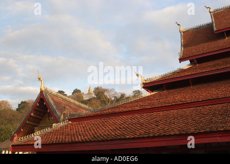 Blick auf Wat Mai Suwannaphumaham auf dem Dach mit Wat Phu Si im Hintergrund Stockfoto