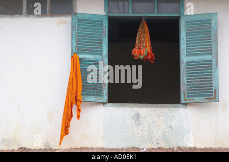 Orange Gewand hängen bis auf Auslöser Stockfoto