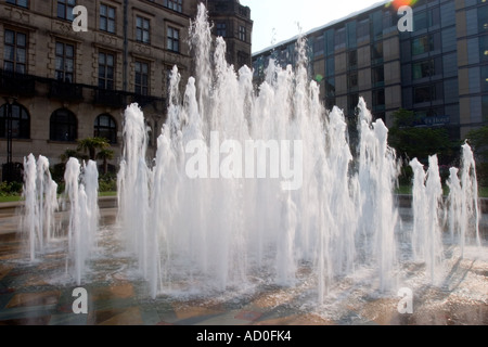 Brunnen in Sheffield Peace Gardens außerhalb Sheffield Rathaus Stockfoto