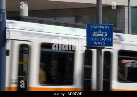 Verschwommene vorbei Schild Fußgänger sich beides Burg Quadrat Sheffield supertram Stockfoto