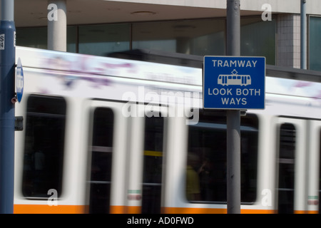 Verschwommene vorbei Schild Fußgänger sich beides Burg Quadrat Sheffield supertram Stockfoto