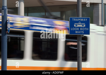 Verschwommene vorbei Schild Fußgänger sich beides Burg Quadrat Sheffield supertram Stockfoto