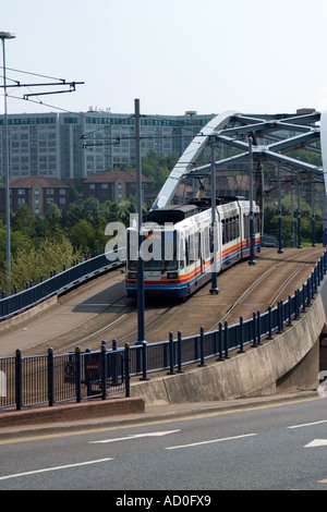 Sheffield Supertram überfahren Commercial Street Bridge Stockfoto
