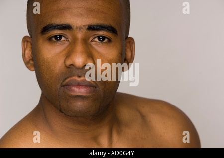 Close-up Portrait von nachdenklich afrikanisch-amerikanischer Mann. Stockfoto