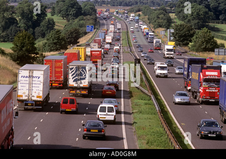 Verkehr-M6-Autobahn in der Nähe von Warrington England UK Stockfoto