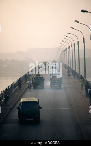 Brücke überqueren den Fluss NIger Bamako MALI Stockfoto