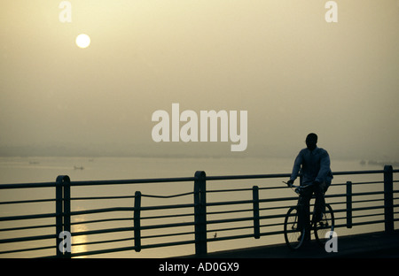 Radfahrer, die über eine Brücke über den Fluss Niger - Bamako, MALI Stockfoto