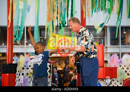 CHICAGO Illinois erwachsenen männlichen Entertainer mit afroamerikanischen männliches Kind auf der Bühne Familie Pavillon am Navy Pier Stockfoto
