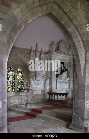 Die Kirche von Saint Cuthbert Holme Lacy Herefordshire England Interieur des Chors mit Scudamore Familie Denkmal aus Marmor Stockfoto