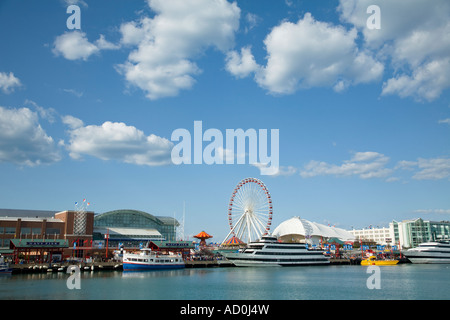 CHICAGO Illinois Water Taxis und Boote Andocken am Navy Pier Ferris Wheel Skyline Bühne Shakespeare Repertory Theater Gebäude Stockfoto